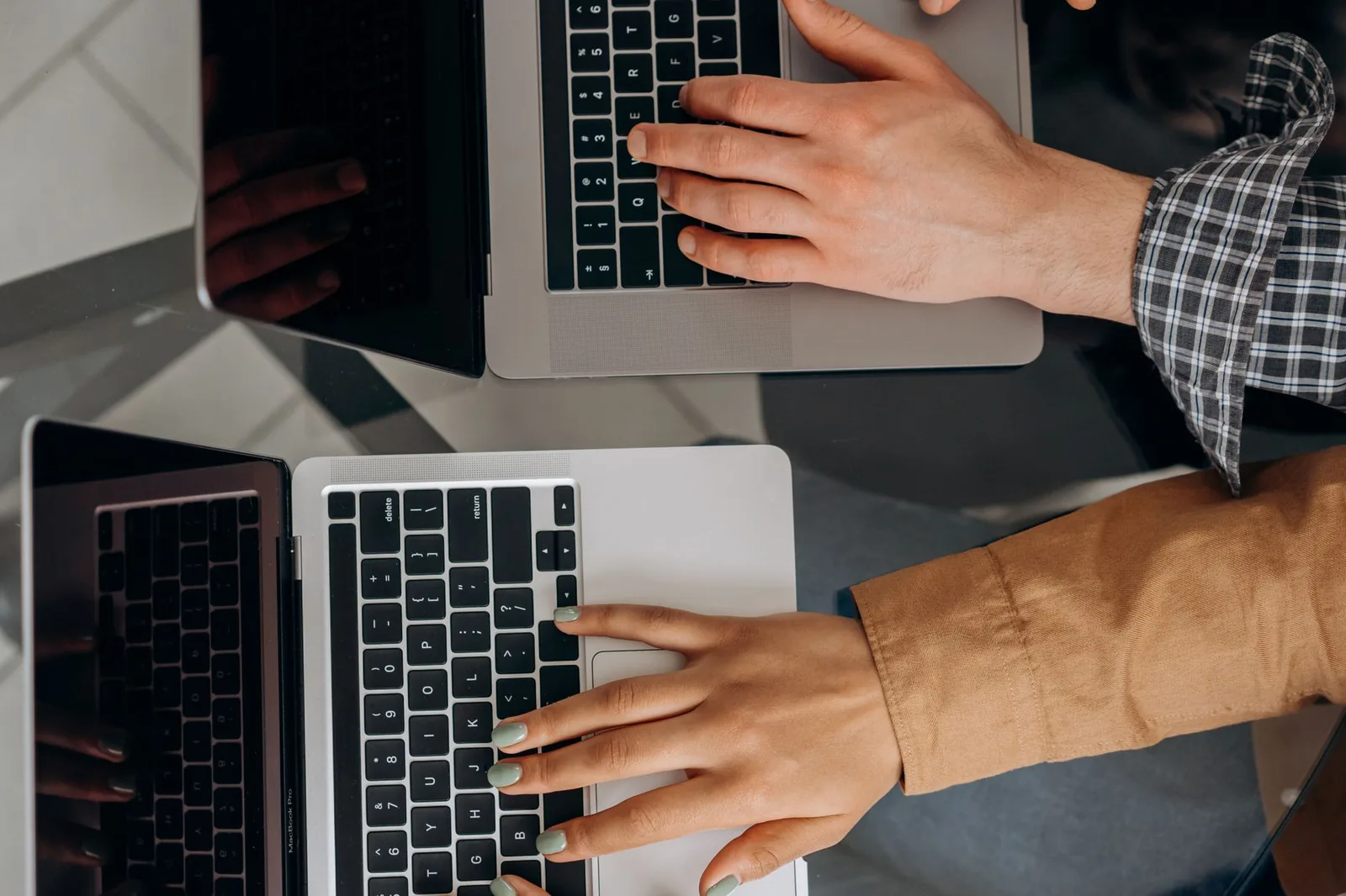 Person choosing between options on a laptop at a desk